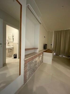 미니바, 책상, 침대 시트