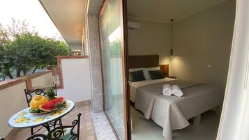 Minibar, Schreibtisch, Bettwäsche