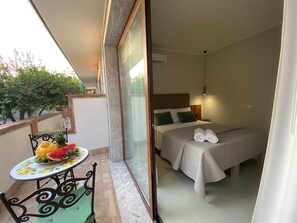 Minibar, desk, bed sheets - Villa Antonino (Giardini Naxos)