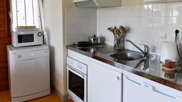Køleskab, mikrobølgeovn, ovn, kogeplade