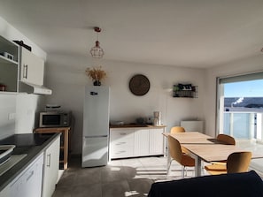 Fridge, microwave, stovetop, dishwasher - Beautiful 3-room apartment with parking and air conditioning in Sète (Sète)