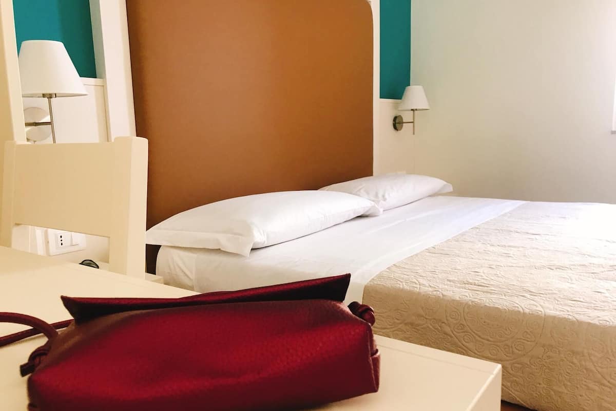 Habitación estándar | Caja de seguridad en la habitación y escritorio