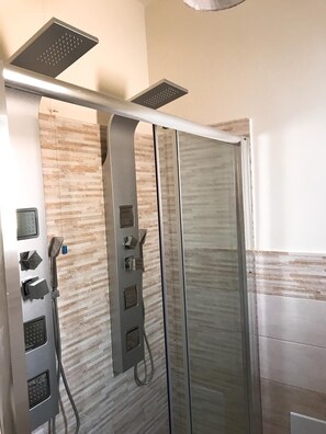 Ducha, secador de pelo, toallas