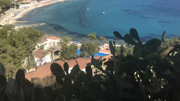 A coastal town with a beach, houses, and a clear view of the sea. - Hotel Marina del Capo (Ricadi)
