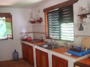 Villa, 3 Bedrooms, Smoking, Balcony | Dapur peribadi | Ketuhar gelombang mikro, pembancuh kopi/teh, pembakar roti 