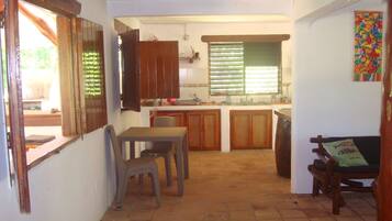 Villa, 3 Bedrooms, Smoking, Balcony | Dapur peribadi | Ketuhar gelombang mikro, pembancuh kopi/teh, pembakar roti