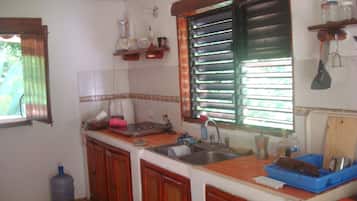 Villa, 3 Bedrooms, Smoking, Balcony | Dapur peribadi | Ketuhar gelombang mikro, pembancuh kopi/teh, pembakar roti