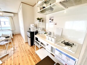 Departamento (205) | Cocina privada | Refrigerador, microondas, parrilla de estufa y tetera eléctrica