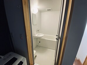 Apartemen (204) | Kamar mandi | Bathtub dan shower terpisah dan bathtub besar