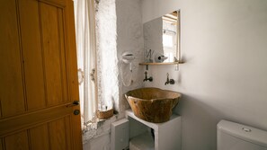 Habitación estándar doble | Baño | Ducha, secador de pelo, toallas y champú