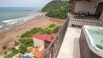 Apartemen, 3 kamar tidur, balkon, pemandangan gunung | Kolam renang | Kolam renang outdoor