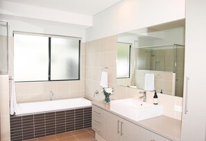 A modern bathroom with a bathtub, a sink, and a large mirror. - Green Park - resort style rural retreat (Quindalup)
