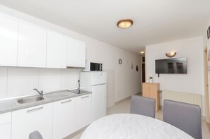 Appartement (A1) | Cuisine privée | Réfrigérateur, surface de cuisson, bouilloire électrique