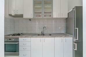 Private kitchen | Fridge, oven, stovetop, electric kettle - Apartments Kate (Dugi Rat)