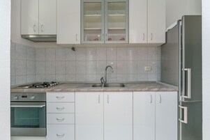 Private kitchen | Fridge, oven, stovetop, electric kettle