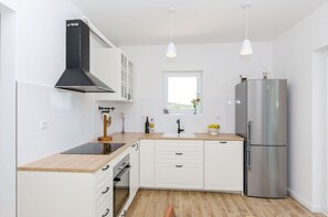 Eigene Küche | Kühlschrank, Ofen, Herdplatte, Geschirrspüler