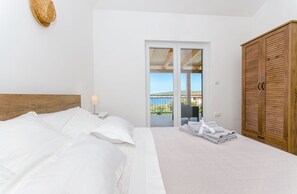 4 bedrooms, iron/ironing board, free WiFi