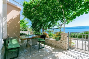 Apartment (A1) | Outdoor dining - Apartment Marija (Omis)