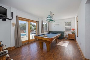 Fernseher, DVD-Player, Tischfußball, Tischtennisplatte