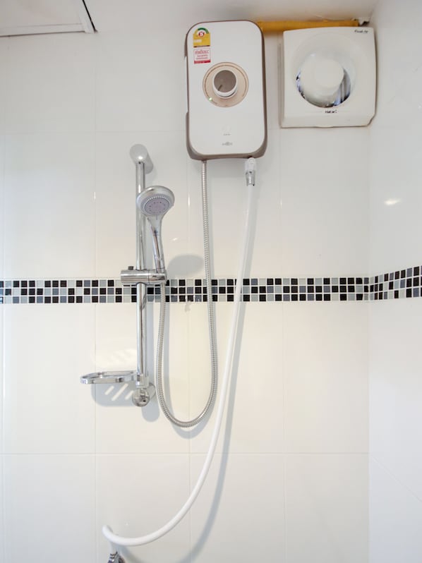 Ein Badezimmer mit Dusche, Toilette und Bidet.