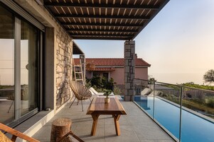Vila superluxo, 2 quartos, piscina particular, vista para o mar | 2 quartos, roupas de cama premium, cofres nos quartos