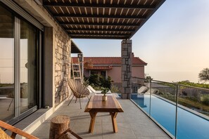 Villa de lujo, 2 habitaciones, piscina privada, vistas al mar | 2 dormitorios, ropa de cama de alta calidad, caja fuerte