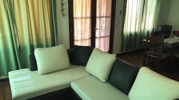 House, 3 Bedrooms, Smoking, Patio | Lounge