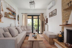 Villa | Living area | Smart TV, fireplace, Netflix, streaming services - Villa Nefeli (Ermionida)