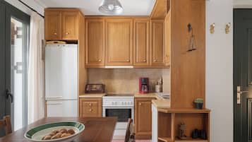 Villa | Cocina privada | Refrigerador con congelador, horno, parrilla de estufa y lavavajillas