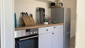 KĂŒhlschrank, Ofen, Herdplatte, Wasserkocher mit Kaffee-/Teezubehör