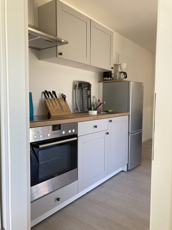 Refrigerador, horno, placa de cocina, cafetera/tetera