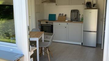 Een koelkast, een oven, een kookplaat, een koffiezetapparaat/waterkoker