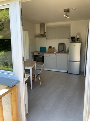 Geladeira, fogão, cooktop, cafeteira/chaleira