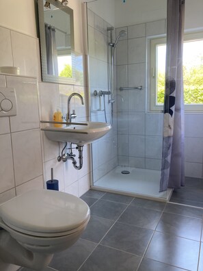 Dusj, hårføner, håndklær og såpe