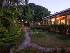 Bungalow, 4 Schlafzimmer, Raucher, eigener Pool | Garten