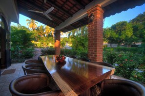 Bungalow, 4 chambres, fumeur, piscine privée | Restauration extérieure