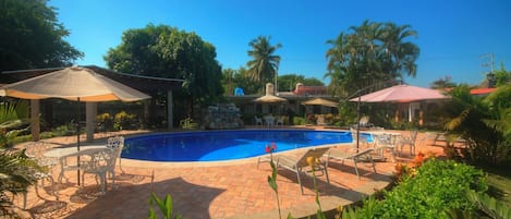 Una piscina al aire libre