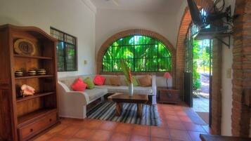 Bungalow, 4 habitaciones, para fumadores, alberca privada | Área de sala de estar