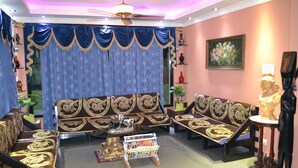 Un salon comprenant un canapé, une table basse et des objets de décoration.