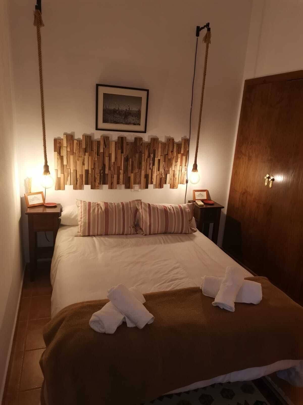 7 slaapkamers, een bureau, een strijkplank/strijkijzer, reisbedje