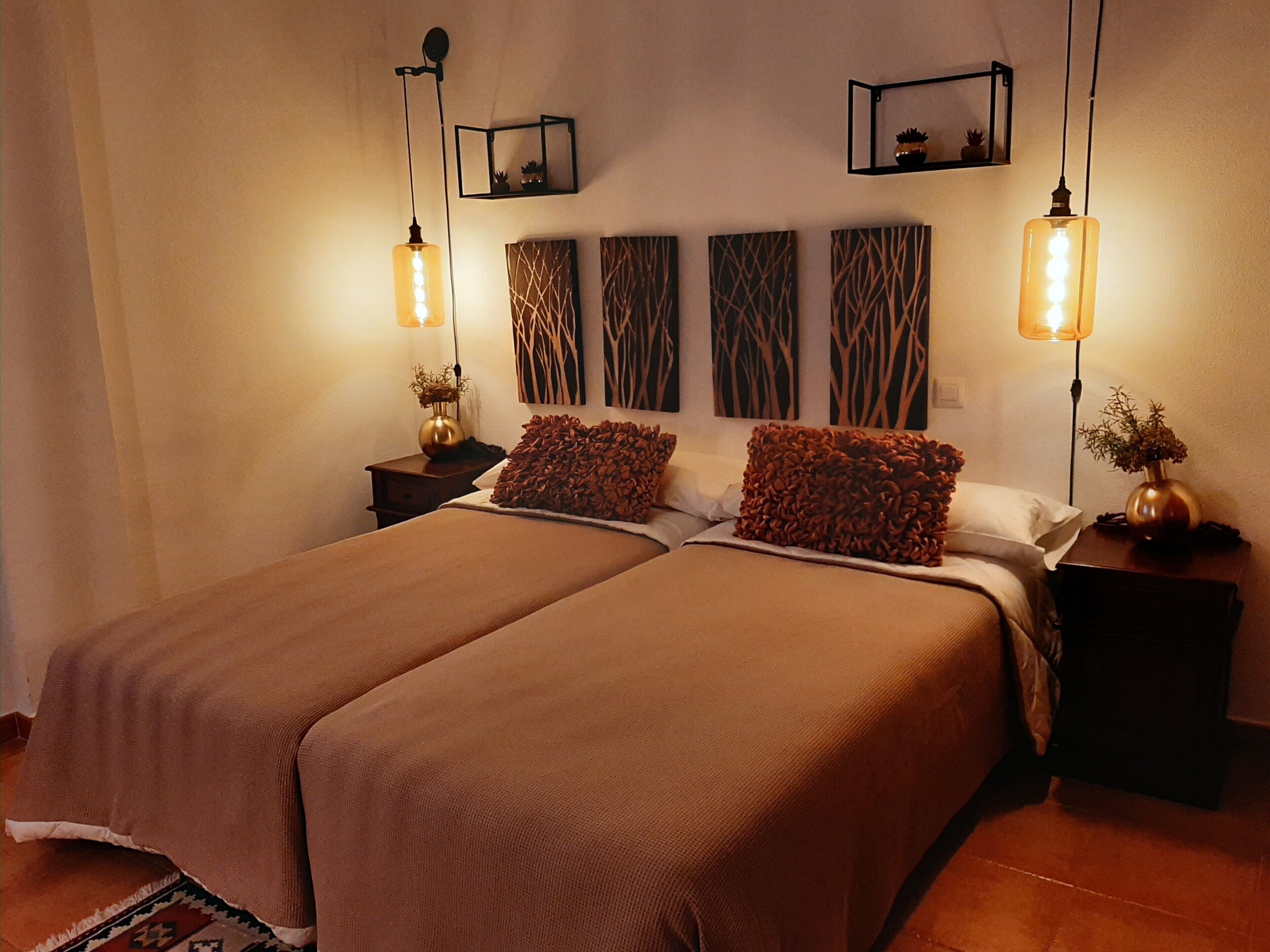 7 chambres, bureau, fer et planche à repasser, lit parapluie