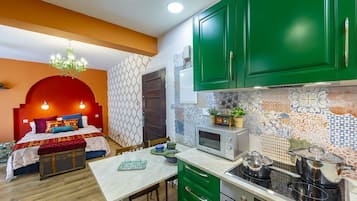 KĂŒhlschrank, Mikrowelle, Ofen, Herdplatte