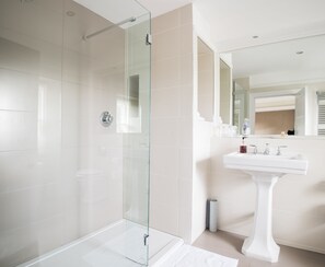 Panorama tweepersoonskamer, uitzicht op bergen | Badkamer | Gratis toiletartikelen, een haardroger, handdoeken