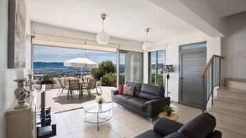 Villa, 3 Bedrooms, Private Pool, Garden View | Living area