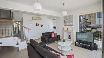 Villa, 3 Bedrooms, Private Pool, Garden View | Living area