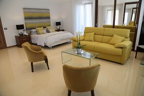 4 sovrum, värdeförvaringsskåp på rummet och skrivbord