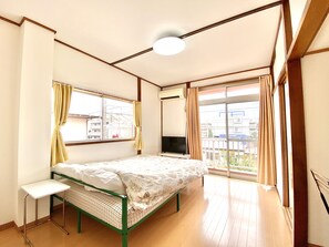 1 habitación, tabla de planchar con plancha, wifi gratis y ropa de cama 