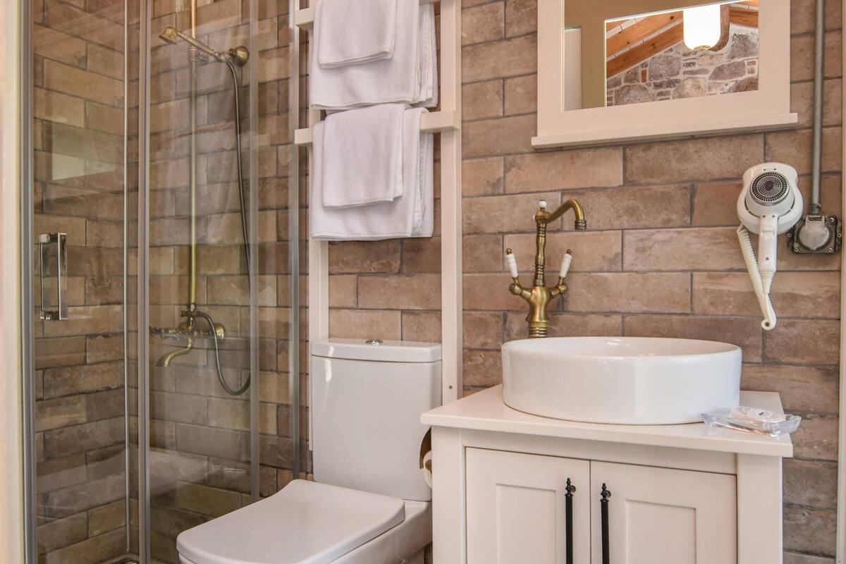 tas balayi suit oda | bathroom | shower, rainfall showerhead, free toiletries, hair dryer