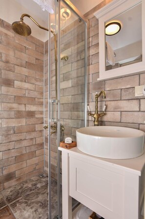 TAS STANDART ODA | Bathroom | Shower, rainfall showerhead, free toiletries, hair dryer - Lunaria Guest House (Ayvalik)