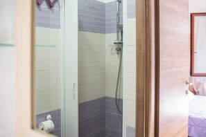 Dusche, Haartrockner, Bidet, Handtücher